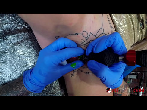 ❤️ Ekstreme tatuita varmulo Sully Savage ricevis tatuon sur sia klitoro ❌ Hejmfarita porno ĉe eo.watchhentai.ru ❌